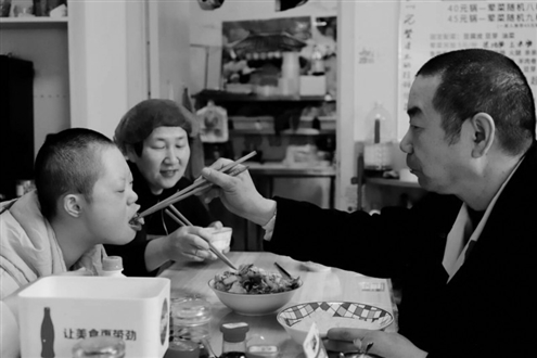 在老板娘李青(中)的帮助下,解决了苏东行和女儿的午饭问题